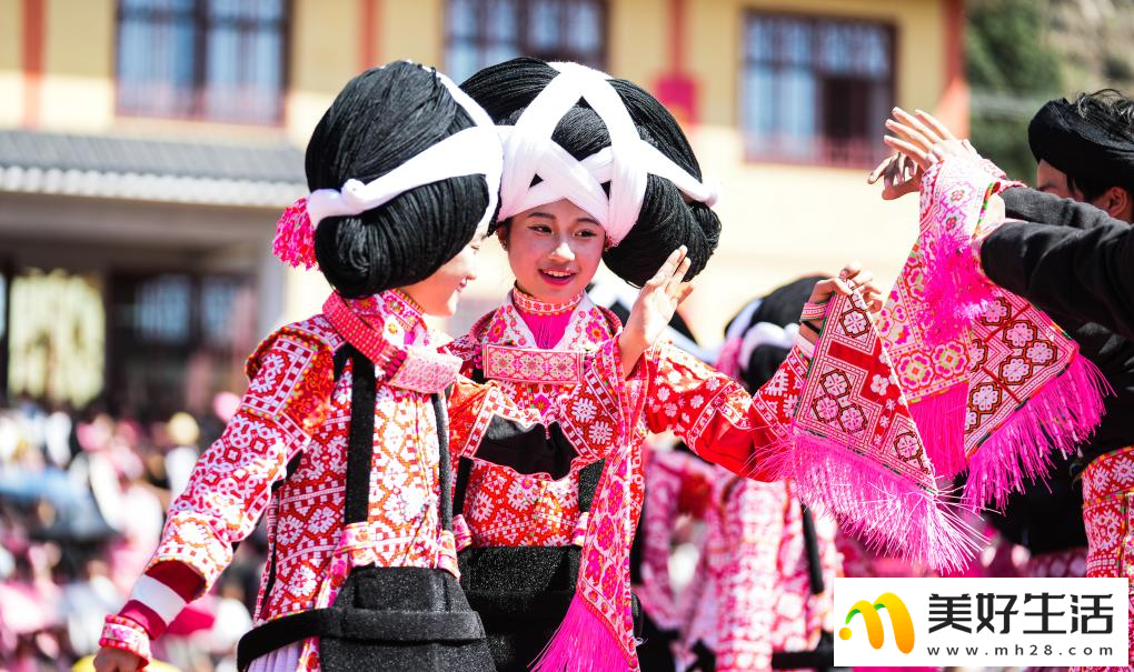 贵州六枝：苗族群众欢庆跳花节(图1)