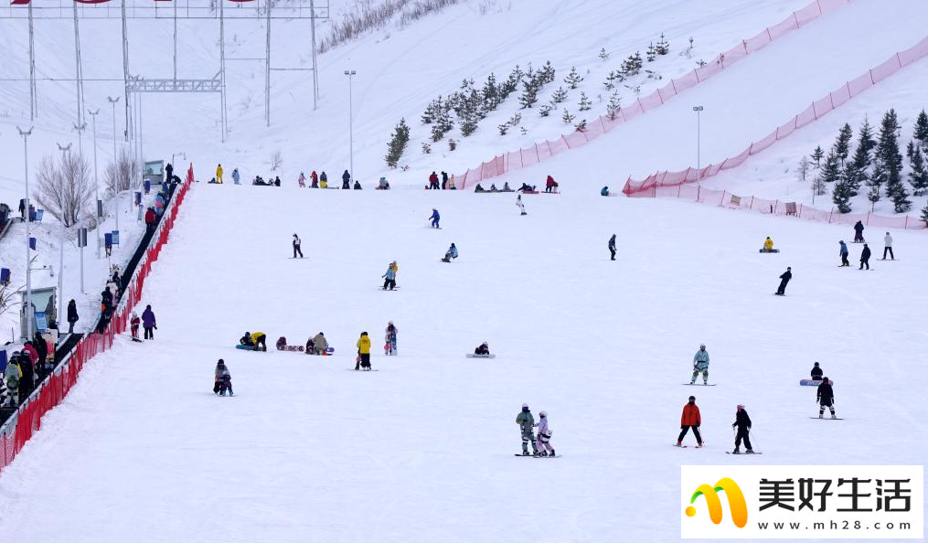 新疆阿勒泰迎来滑雪高峰期(图1)