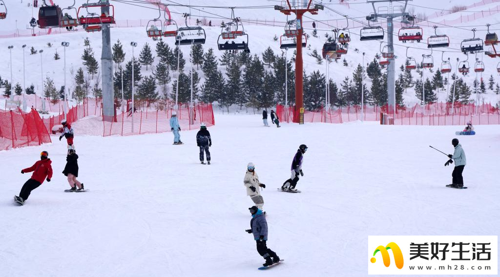 新疆阿勒泰迎来滑雪高峰期(图2)