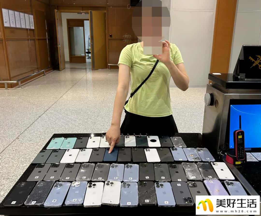 女子身上绑藏50余台旧手机、手表表盘进境被查(图1)