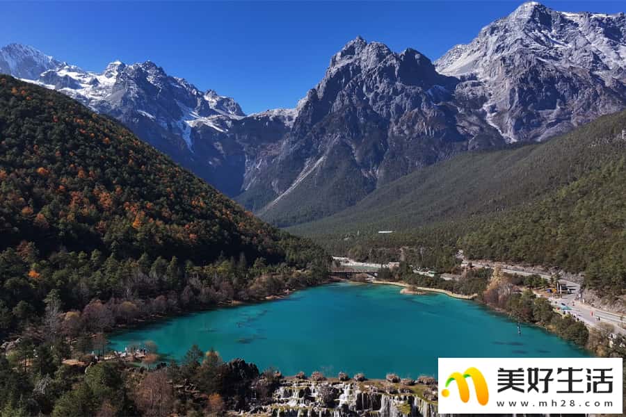 冬日里的“治愈蓝” 航拍云南丽江蓝月谷 邂逅雪山下的“渐变色(图1)